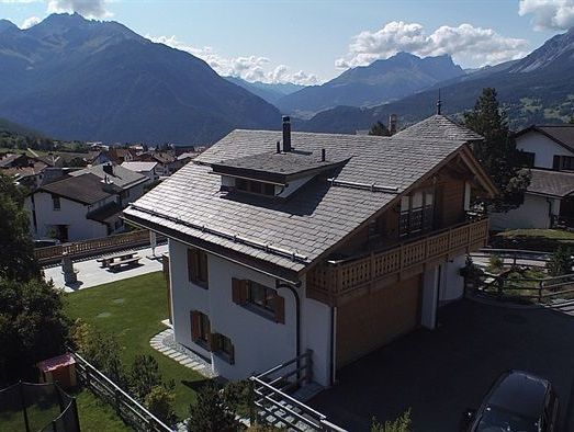 Steinplatten Steildach / Haus Saphir, Lantsch