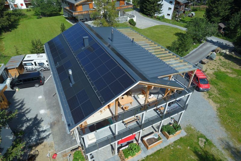 Photovoltaik Heller Lenzerheide / 61 Module, 65.9 m2 Fläche, 11.59 kWp Leistung, 15'647 kWh spez. Jahresertrag