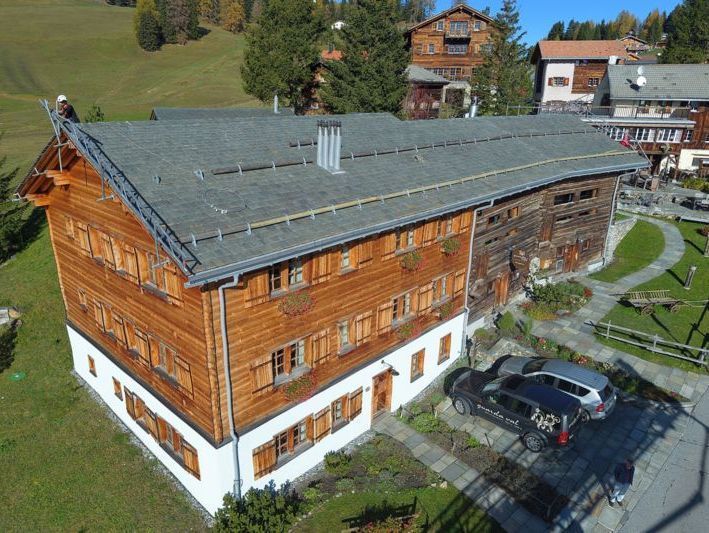 Steinplatten Steildach / Hotel Guarda Val, Lenzerheide