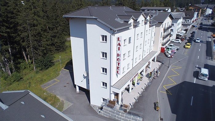 Steinplatten Steildach / Hotel Lai, Lenzerheide