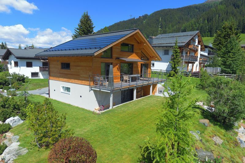 Photovoltaik Model Davos / 78 Module, 84.2 m2 Fläche, 15.21 kWp Leistung, 15'442 kWh spez. Jahresertrag