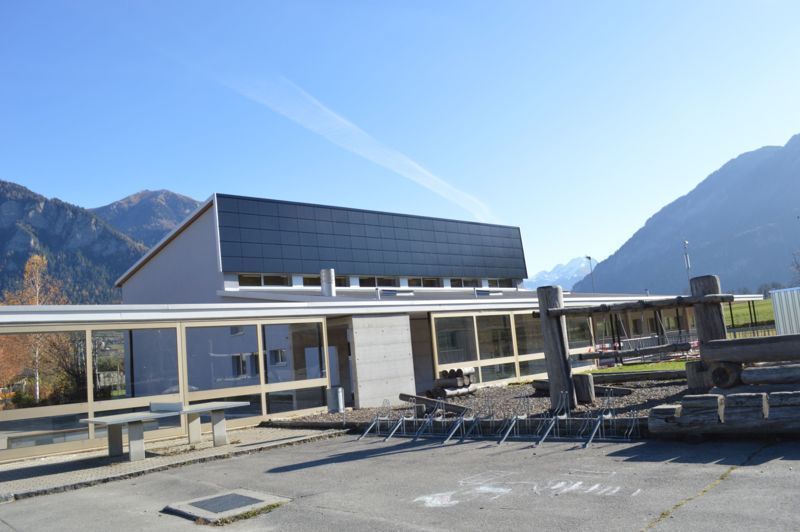 Photovoltaik Schulhaus Quader, Cazis / 476 Module, 514m2 Fläche, 92.82 kWp Leistung, 83'313 kWh spez. Jahresertrag