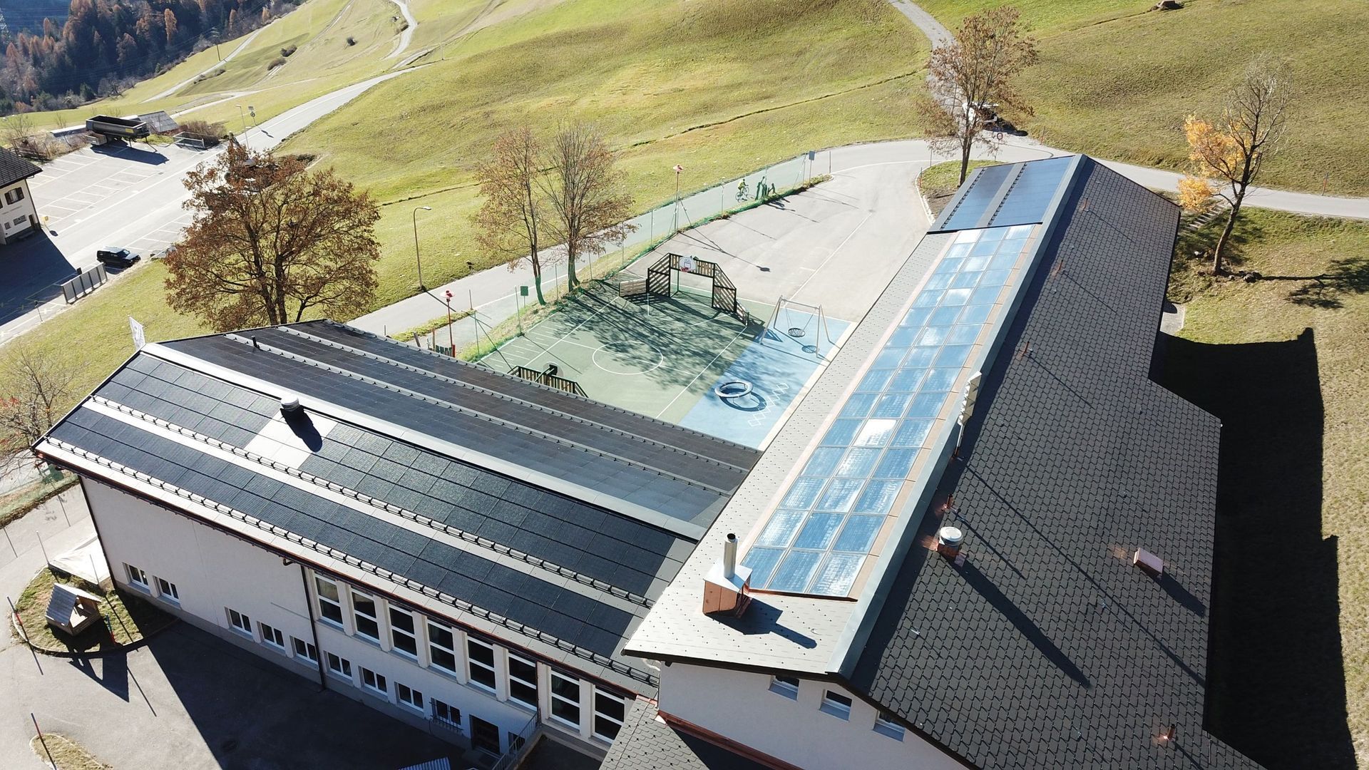 Photovoltaik Schulhaus Zorten / 324 Module, 350m2 Fläche, 63.18 kWp Leistung