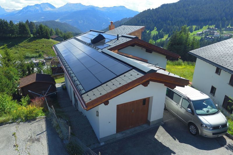 Photovoltaik Spescha, Lenzerheide / 84 Module, 90.6m2 Fläche, 16.38 kWp Leistung, 17'647 kWh spez. Jahresertrag