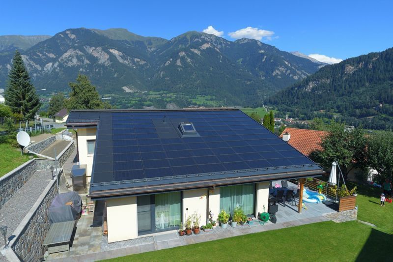 Photovoltaik Tronca Thusis / 80 Module, 87 m2 Fläche, 15.2 kWp Leistung, 16'986 kWh spez. Jahresertrag