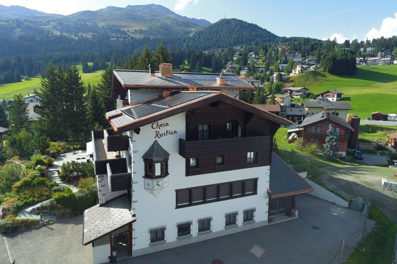 Photovoltaik Wohnhaus Valbella / 90 Module, 97.2 m2 Fläche, 17.55 kWp Leistung, 23'692 kWh spez. Jahresertrag