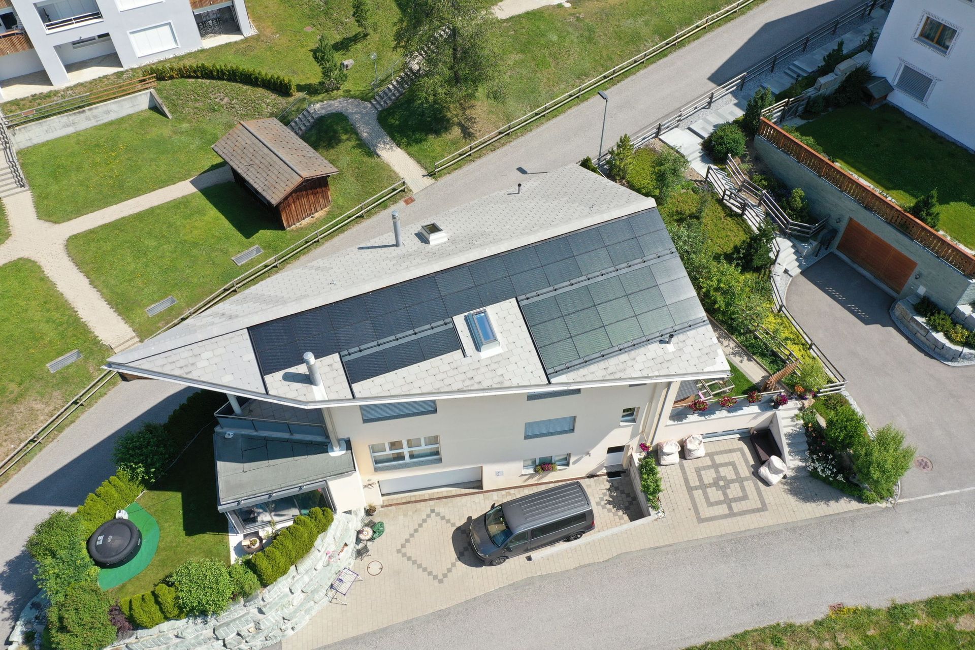 Photovoltaik Leibacher, Lenzerheide / 42 Module, 42M2 Fläche, 8.18 kWp Leistung, 11'725 kWh