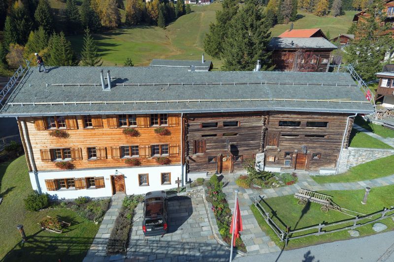 Steinplatten Steildach / Hotel Guarda Val, Lenzerheide
