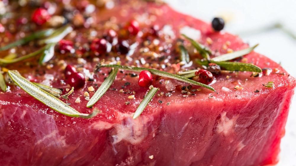 Fleisch mit Rosmarin und Gewürzen