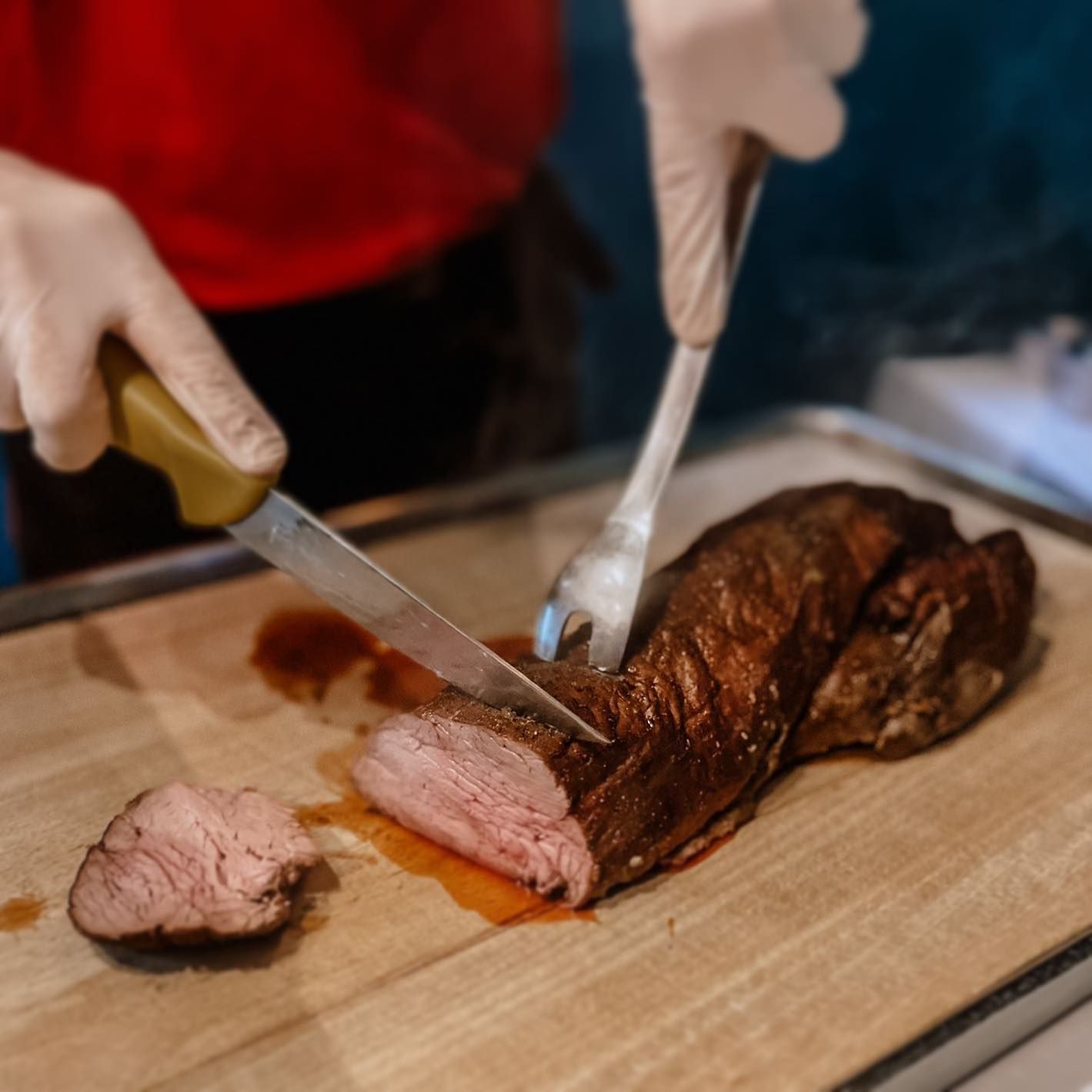 Fleischstück wird aufgeschnitten