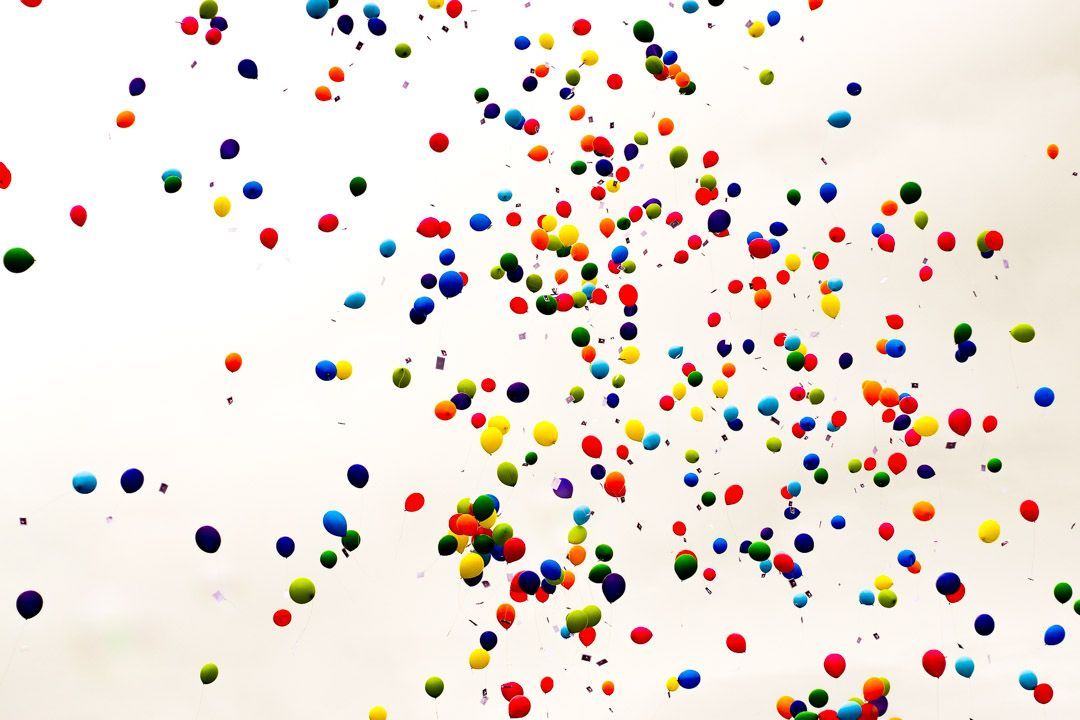 Viele Luftballons im Himmel