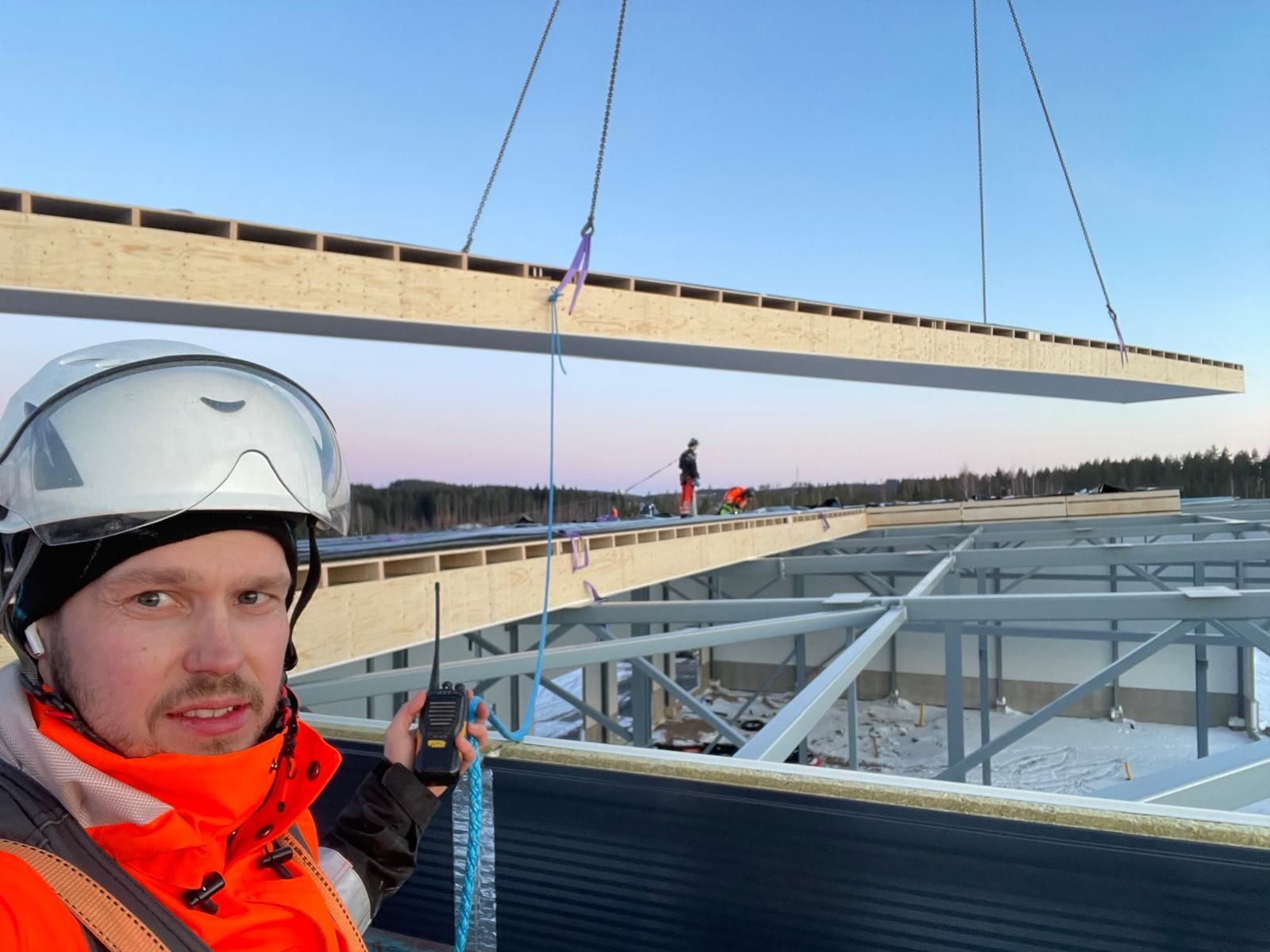 Korkea rakennus, jossa on paljon ikkunoita ja parvekkeita sinistä taivasta vasten.