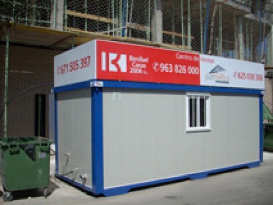 Un edificio con un cartel rojo y blanco que dice ika.