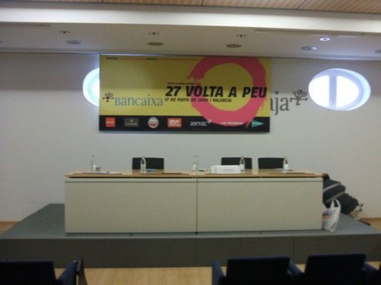 Un escenario con un cartel que dice 27 volta a peu