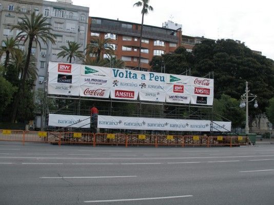 Un gran cartel que dice 