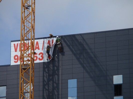 Un edificio con un cartel que dice 'venta'