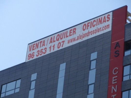 A sign on top of a building says venta / alquiler oficinas 96 353 11 07