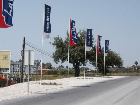 Una fila de banderas con una que dice la viao en ella