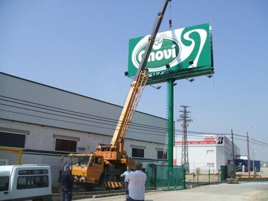 Un cartel verde con la palabra novi en él