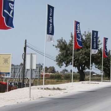 Una fila de banderas con una que dice la nao en ella