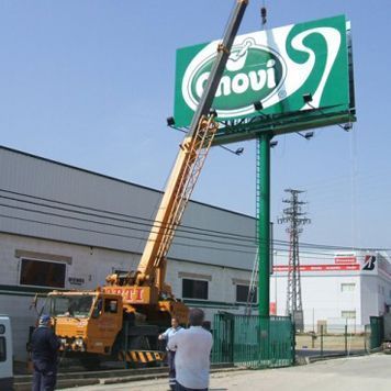 Un cartel con la palabra novi en él