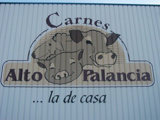 A sign that says carnes alto palencia la de casa