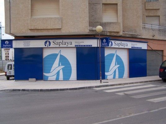 Un edificio azul y blanco con la palabra saplaya en él.