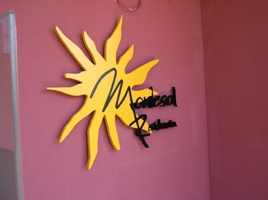 Un sol amarillo con montesol escrito en él