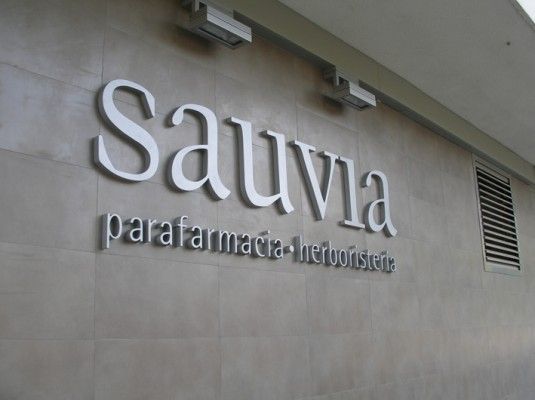 Un cartel en el costado de un edificio dice Sauvia.