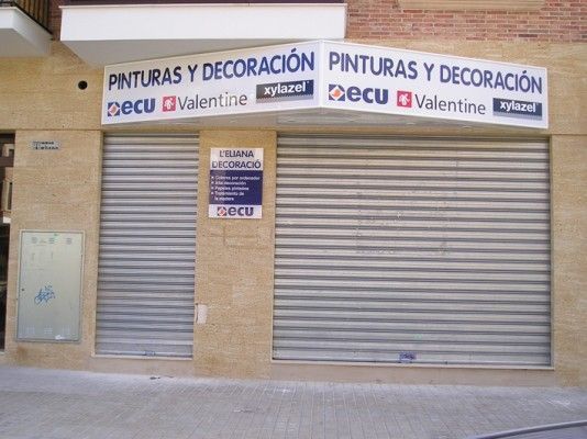 Un edificio con un cartel que dice pinturas y decoracion