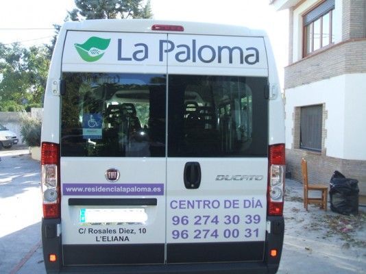 Una camioneta blanca con la paloma escrita en la parte trasera