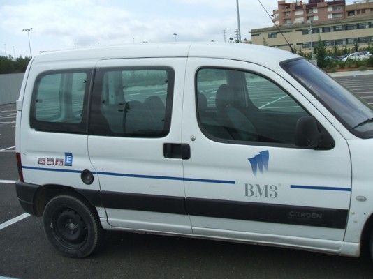 Una furgoneta blanca con la inscripción BM3 en el lateral.