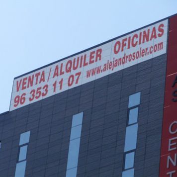 A sign on a building says venta / alquiler oficinas 96 353 11 07
