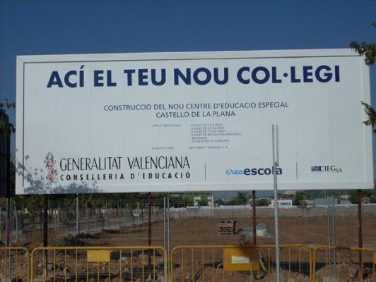 A large billboard that says aci el teu nou col legi