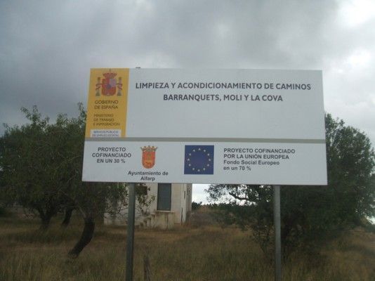 A sign that says ' limpieza y acondicionamiento de caminos ' on it