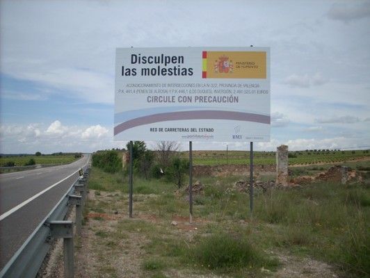 Un cartel al costado de una carretera dice 