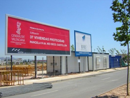 Un gran cartel al costado de la carretera dice 37 viviendas protegidas