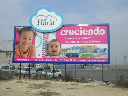 Un cartel publicitario de Hada Creciendo con dos niños en él.