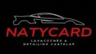 Logotipo para el lavado y detallado de vehículos “Natycard” en Castelar: Un contorno blanco de un automóvil sobre un texto rojo sobre un fondo negro.