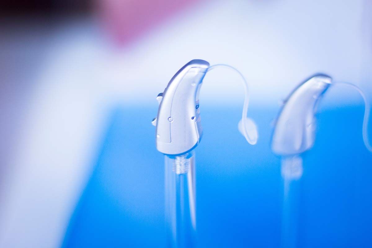 Appareils auditifs intra-auriculaires posé sur table de verre