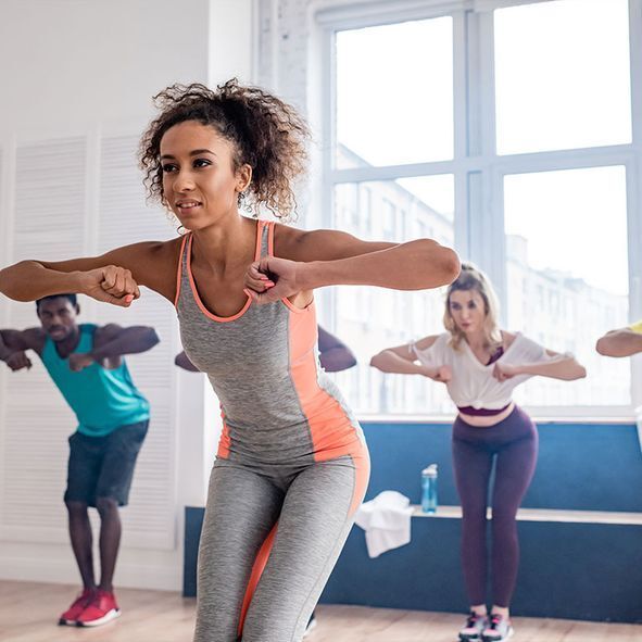 Menschen machen einen Sportkurs
