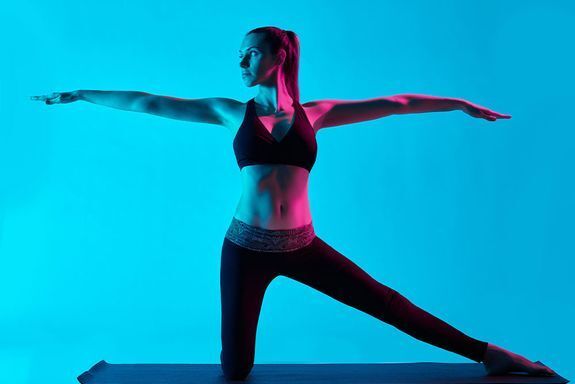Frau am strecken Yoga Fitnesskurs Tanzkurs