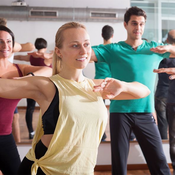 Menschen machen Sportkurs