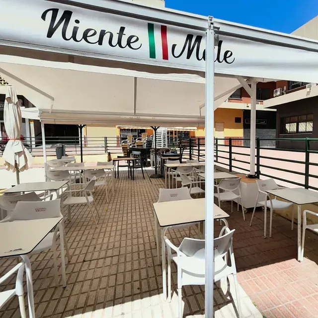 Mesas y sillas bajo un toldo que dice viento mile