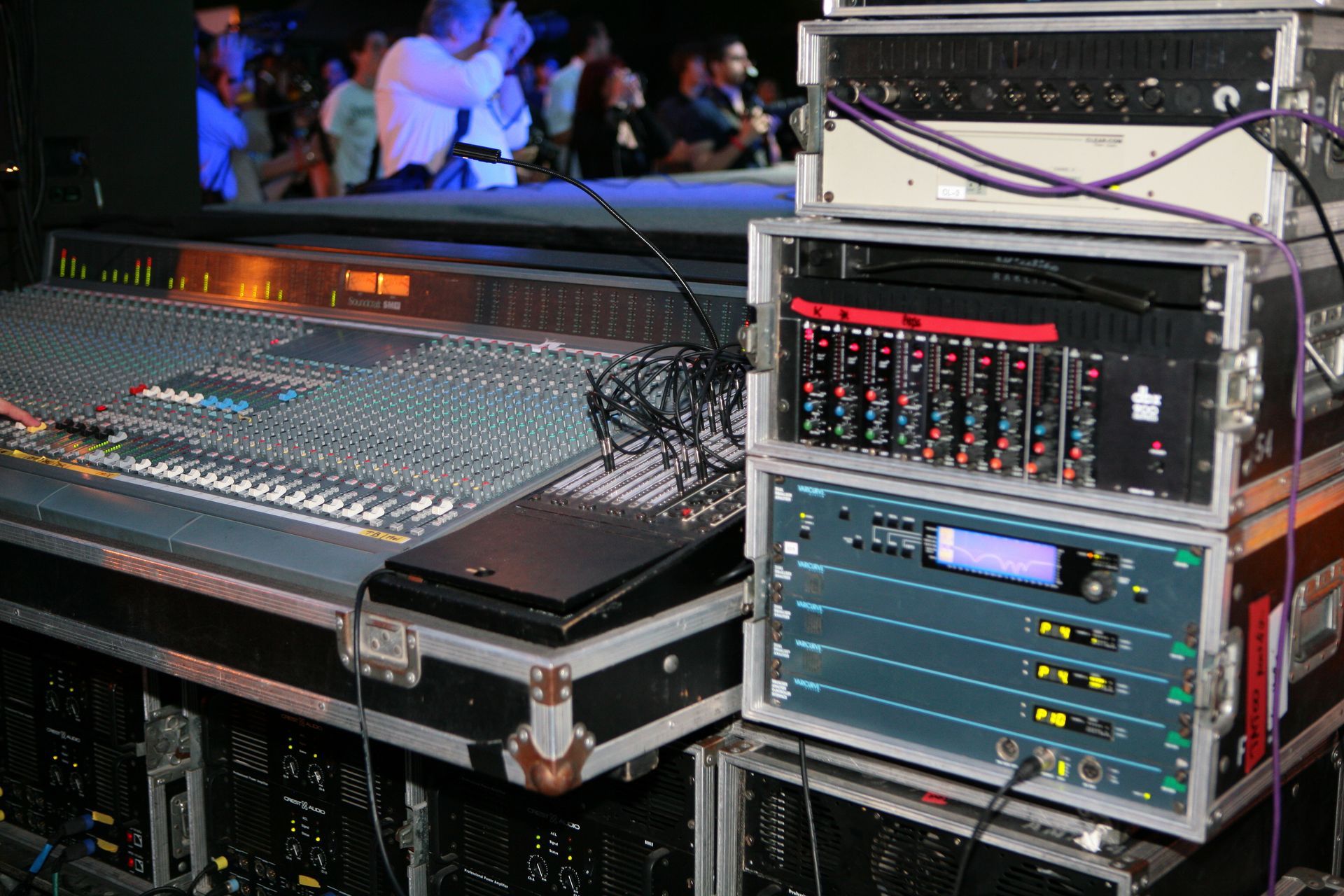 Matériel de mixage sonore lors d'un événement en direct : console de mixage et rack audio.