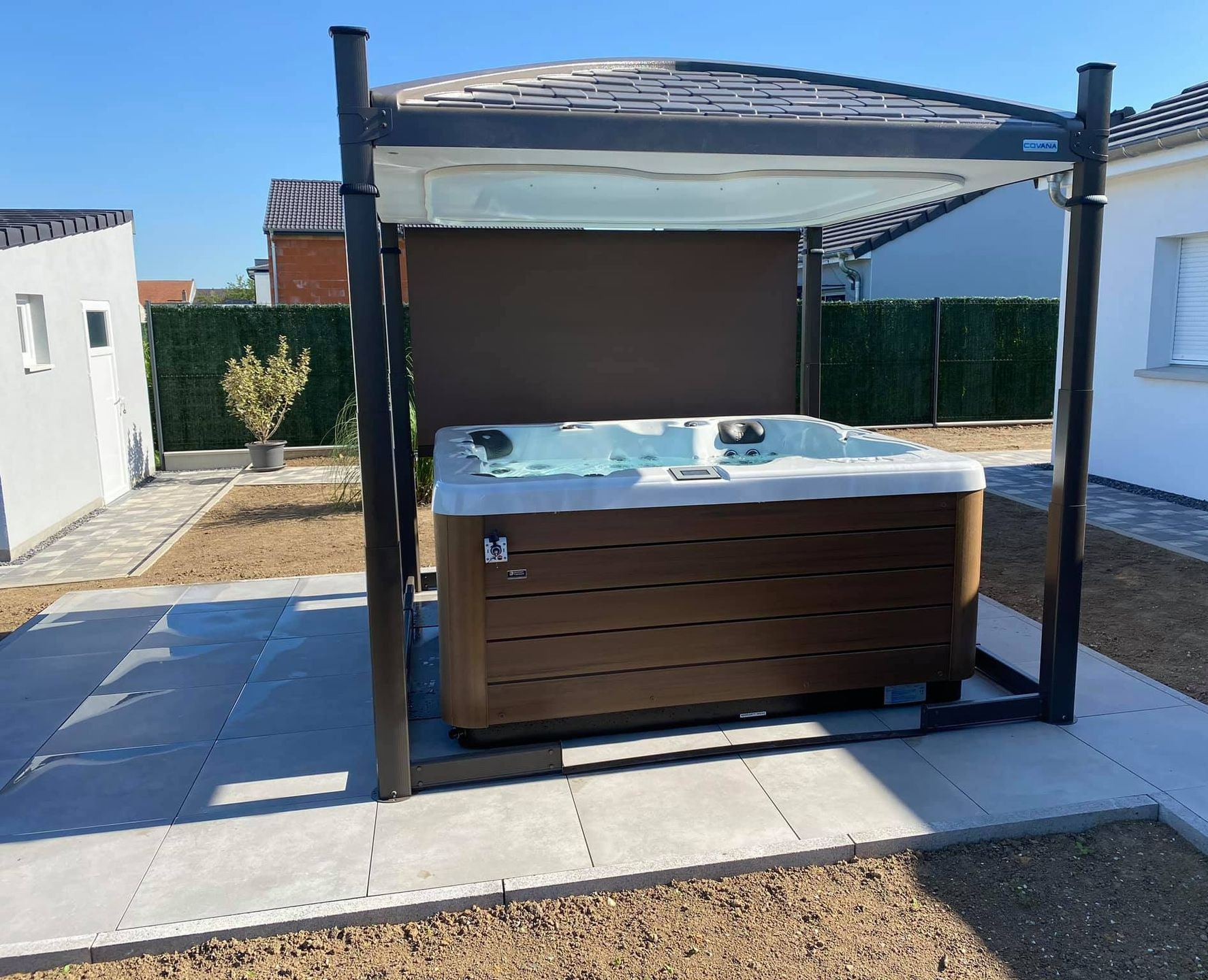 Spa avec un toit relevé
