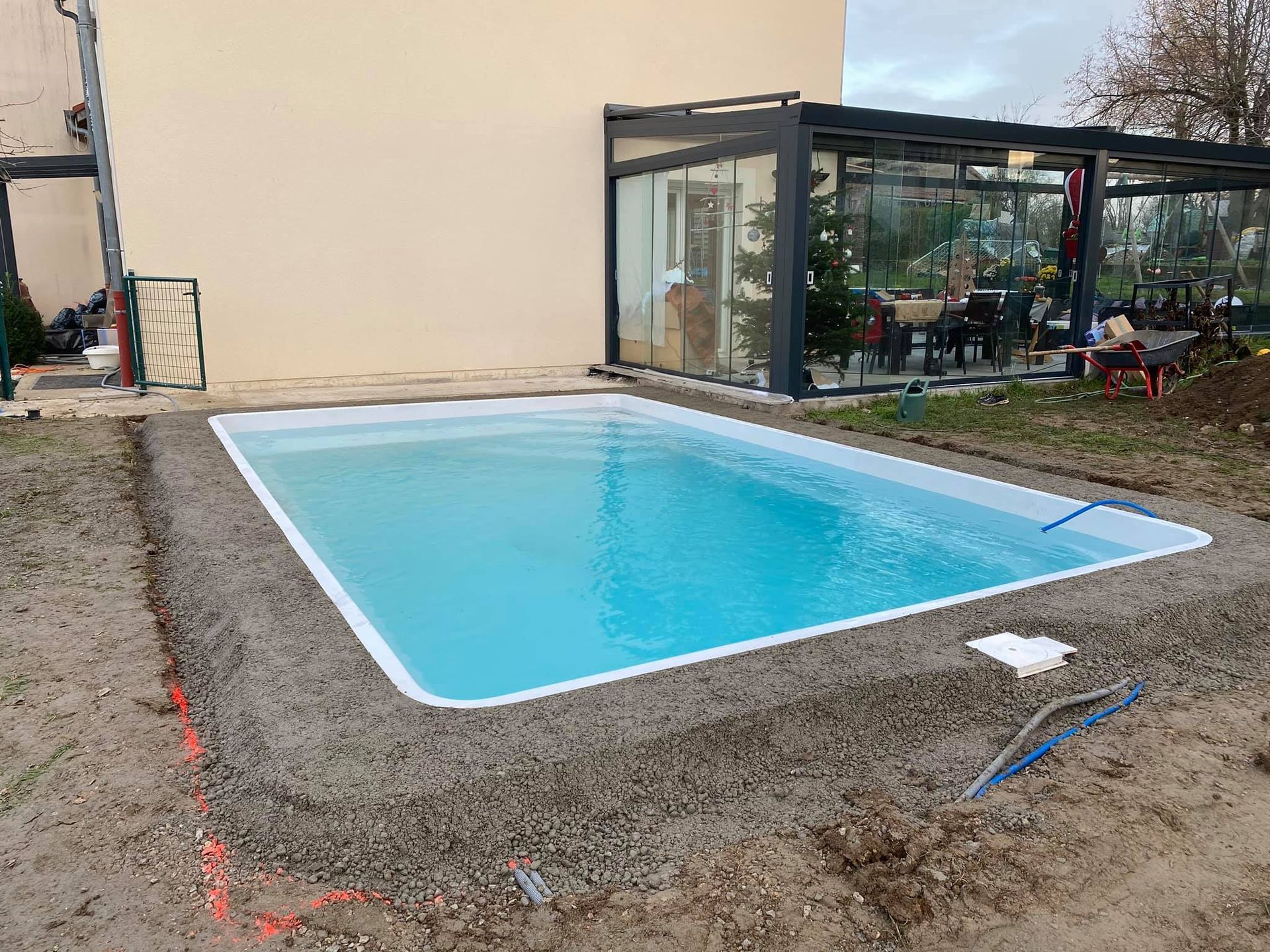 Piscine à coque remplie