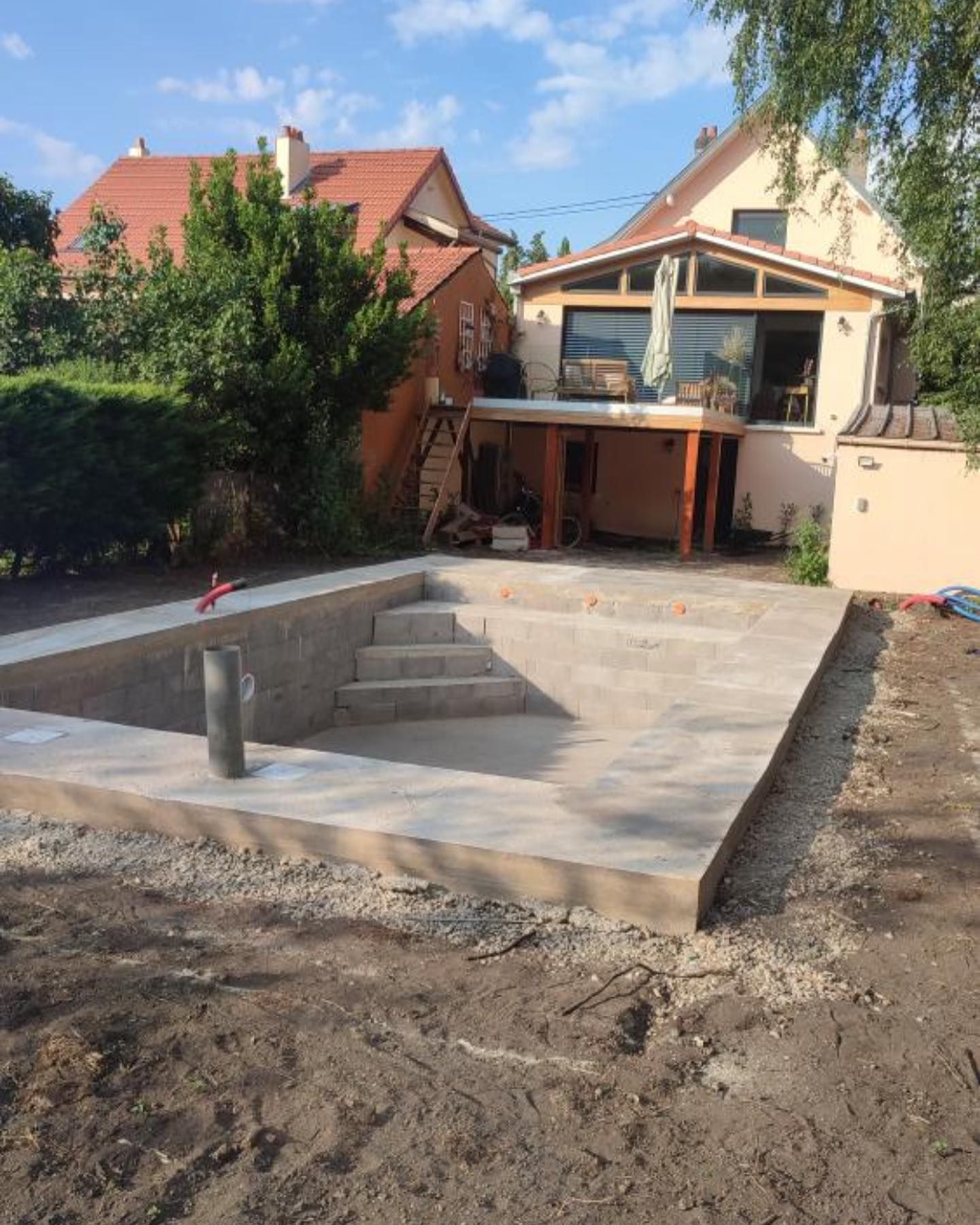 Construction d'une piscine avec des marches