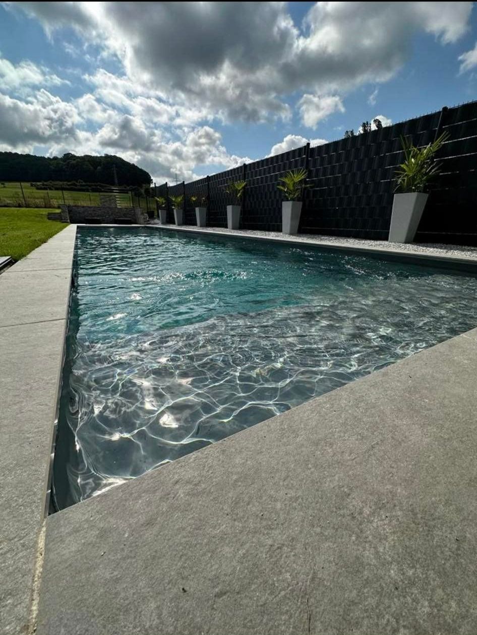 Dalles sur le tour de la piscine