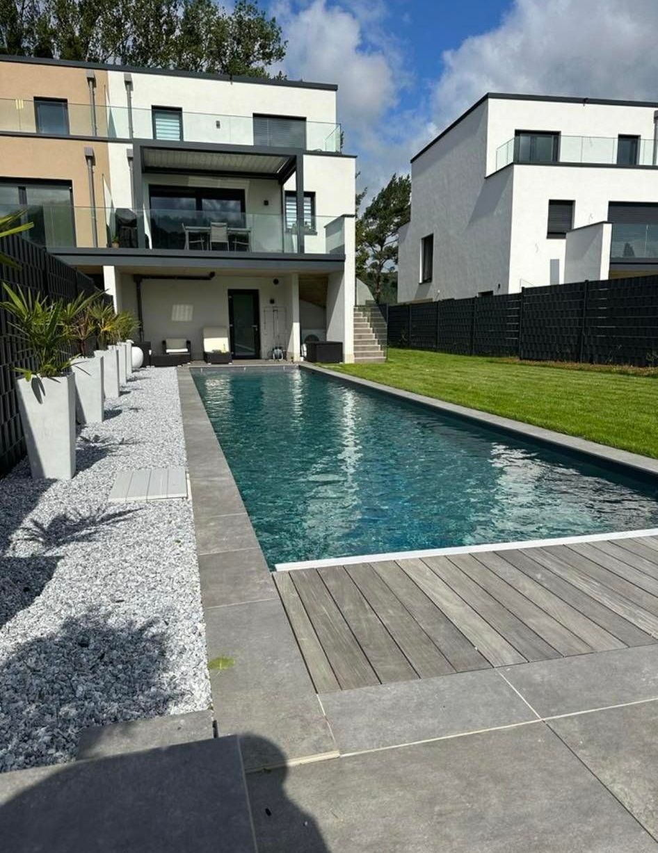 Piscine allongée avec des graviers à côté